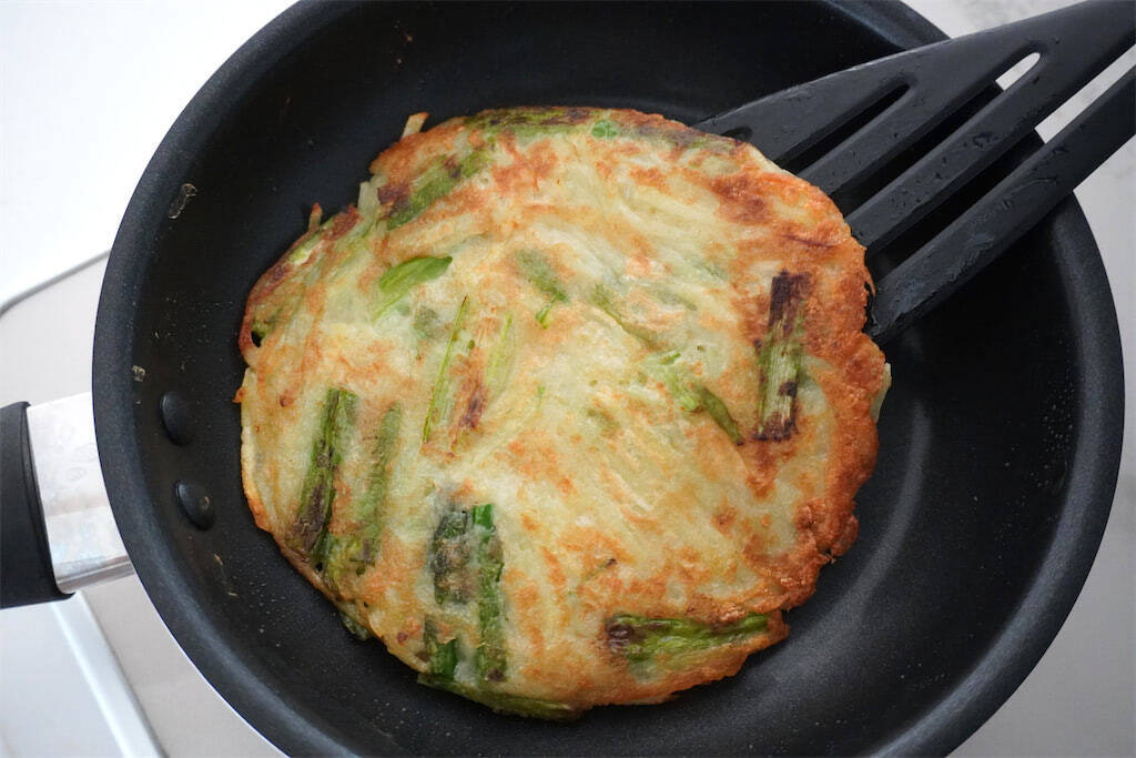 【多めの油で焼くのが正解◎】外はカリッ、中はもっちりな「新じゃがとアスパラガスのチヂミ」作ってみた！