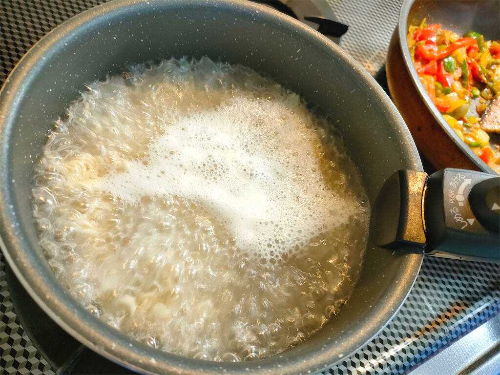 【海外屋台グルメ】インスタント袋麺の最新「インドな食べ方」試してみた！汁気飛ばして焼きそば風って⁉