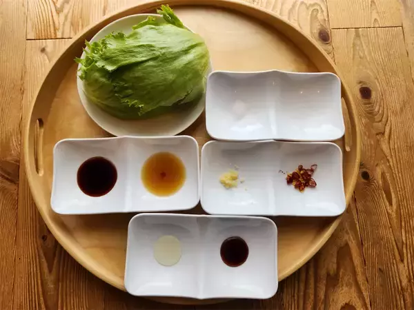 「リュウジ『レタスはサラダより“浅漬け”が断然うまい』15分漬ける「無限レタス漬け」に挑戦♪シャキシャキ♪」の画像