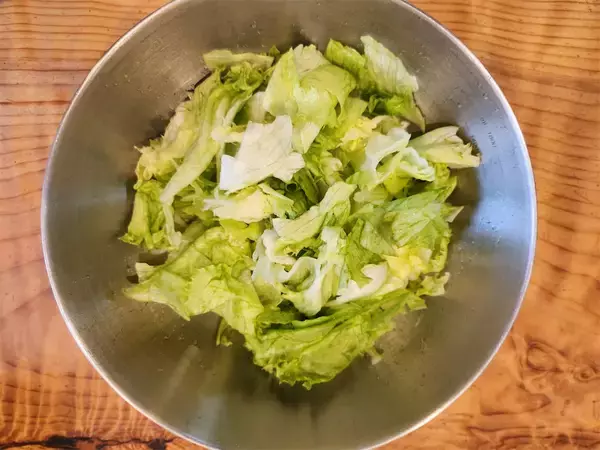 「リュウジ『レタスはサラダより“浅漬け”が断然うまい』15分漬ける「無限レタス漬け」に挑戦♪シャキシャキ♪」の画像