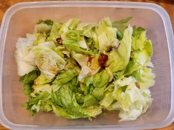 「リュウジ『レタスはサラダより“浅漬け”が断然うまい』15分漬ける「無限レタス漬け」に挑戦♪シャキシャキ♪」の画像