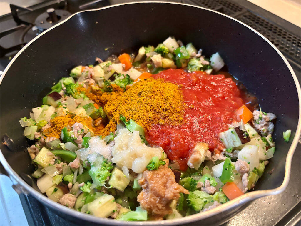 【冷めてもザラザラしないカレー】ルウ不使用の「野菜たっぷりドライカレー」作ってみた！非常時にも役立つ