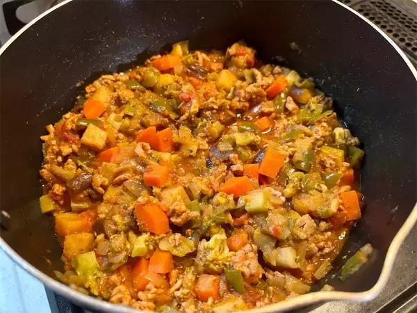 「【冷めてもザラザラしないカレー】ルウ不使用の「野菜たっぷりドライカレー」作ってみた！非常時にも役立つ」の画像