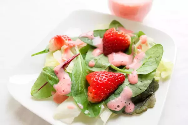 「食卓に春の風吹く♡「いちごドレッシング」作ってみた♪鮮やかな赤×華やかな香り×フルーティな味わい♡」の画像