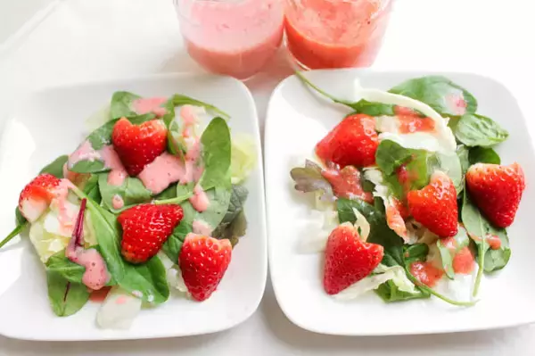 「食卓に春の風吹く♡「いちごドレッシング」作ってみた♪鮮やかな赤×華やかな香り×フルーティな味わい♡」の画像