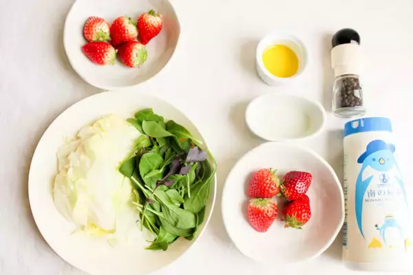 「食卓に春の風吹く♡「いちごドレッシング」作ってみた♪鮮やかな赤×華やかな香り×フルーティな味わい♡」の画像