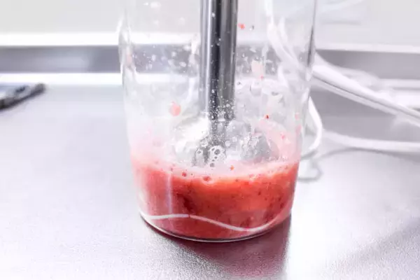 「食卓に春の風吹く♡「いちごドレッシング」作ってみた♪鮮やかな赤×華やかな香り×フルーティな味わい♡」の画像