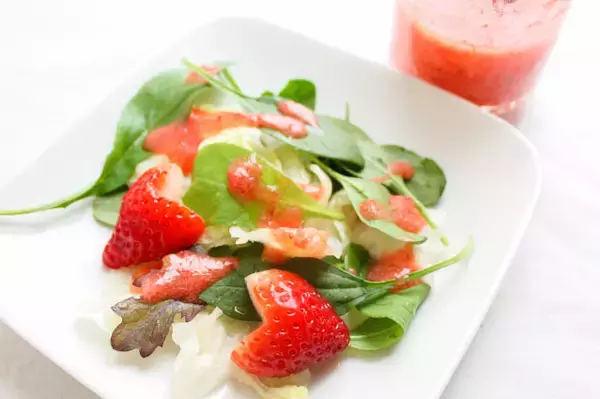 「食卓に春の風吹く♡「いちごドレッシング」作ってみた♪鮮やかな赤×華やかな香り×フルーティな味わい♡」の画像