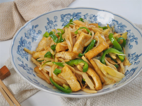 【肉なしでも大満足！】厚揚げ×ピーマンで「チンジャオロース」作ってみた！お口の中でシャキ旨★炸裂