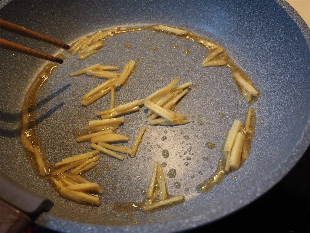 【肉なしでも大満足！】厚揚げ×ピーマンで「チンジャオロース」作ってみた！お口の中でシャキ旨★炸裂
