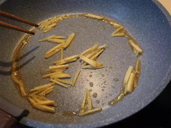 「【肉なしでも大満足！】厚揚げ×ピーマンで「チンジャオロース」作ってみた！お口の中でシャキ旨★炸裂」の画像