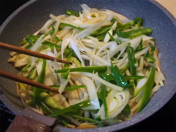 「【肉なしでも大満足！】厚揚げ×ピーマンで「チンジャオロース」作ってみた！お口の中でシャキ旨★炸裂」の画像