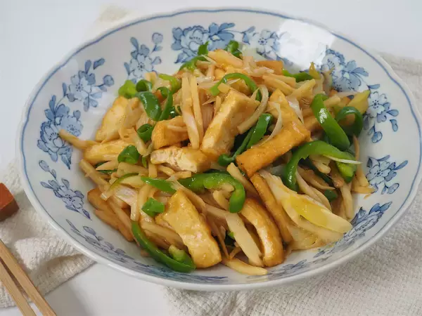 「【肉なしでも大満足！】厚揚げ×ピーマンで「チンジャオロース」作ってみた！お口の中でシャキ旨★炸裂」の画像