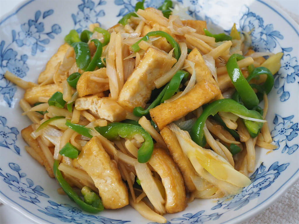 【肉なしでも大満足！】厚揚げ×ピーマンで「チンジャオロース」作ってみた！お口の中でシャキ旨★炸裂