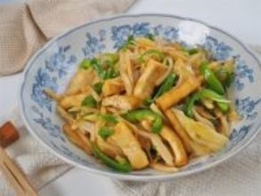 【肉なしでも大満足！】厚揚げ×ピーマンで「チンジャオロース」作ってみた！お口の中でシャキ旨★炸裂