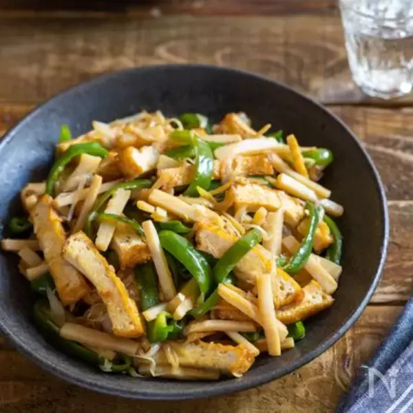 「【肉なしでも大満足！】厚揚げ×ピーマンで「チンジャオロース」作ってみた！お口の中でシャキ旨★炸裂」の画像