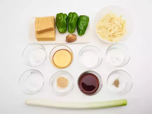 「【肉なしでも大満足！】厚揚げ×ピーマンで「チンジャオロース」作ってみた！お口の中でシャキ旨★炸裂」の画像