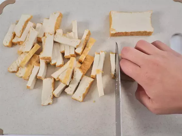 「【肉なしでも大満足！】厚揚げ×ピーマンで「チンジャオロース」作ってみた！お口の中でシャキ旨★炸裂」の画像