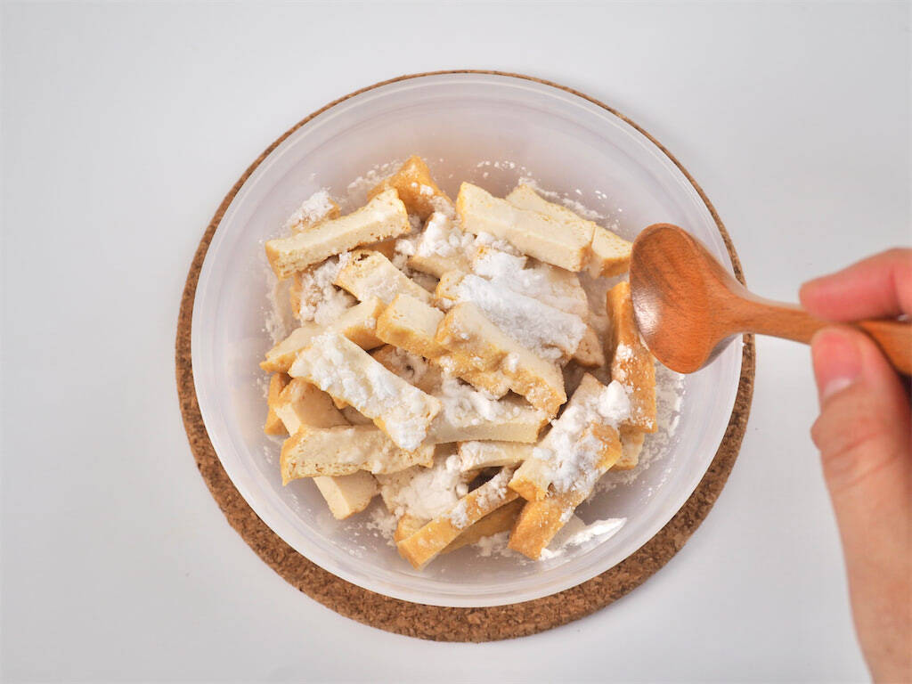 【肉なしでも大満足！】厚揚げ×ピーマンで「チンジャオロース」作ってみた！お口の中でシャキ旨★炸裂