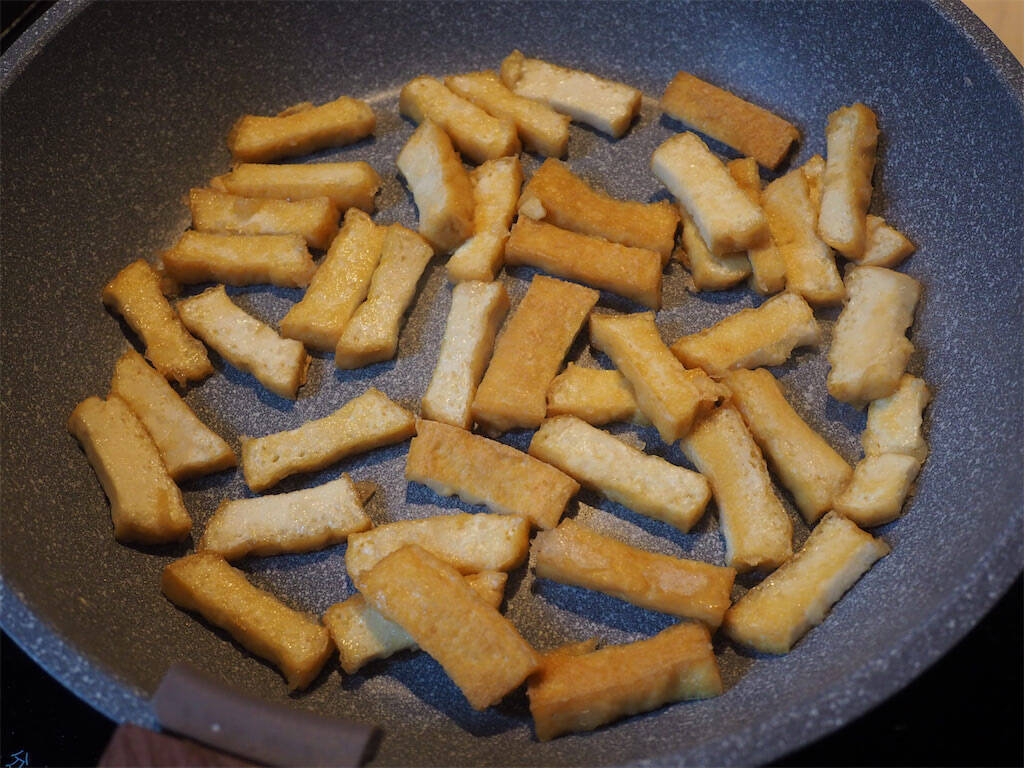 【肉なしでも大満足！】厚揚げ×ピーマンで「チンジャオロース」作ってみた！お口の中でシャキ旨★炸裂