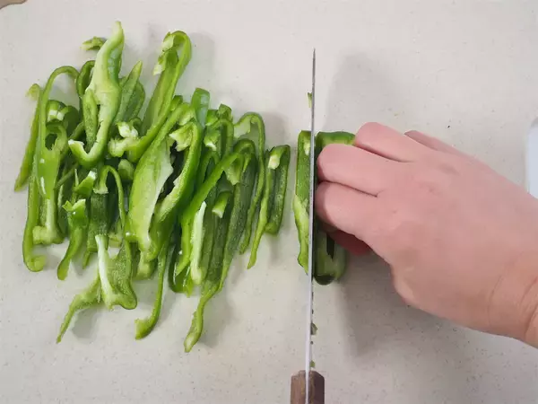 「【肉なしでも大満足！】厚揚げ×ピーマンで「チンジャオロース」作ってみた！お口の中でシャキ旨★炸裂」の画像