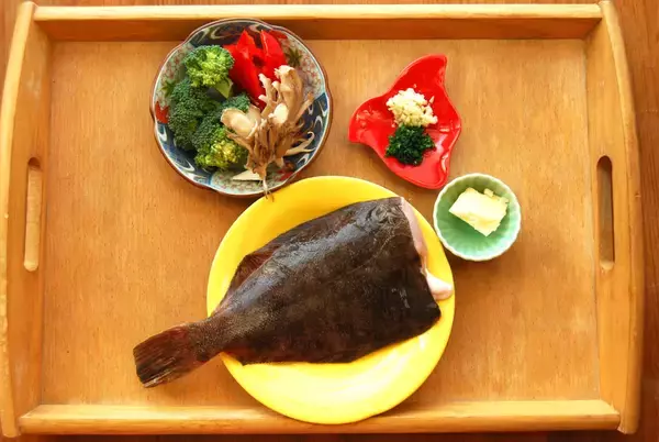 「【ガツンとコク旨】淡泊な白身魚が大変身！「カレイのニンニクバター焼き」作ってみた！オーブンで焼くだけ簡単」の画像