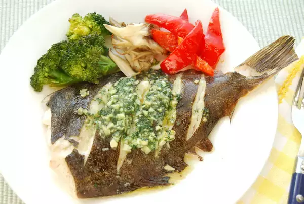 「【ガツンとコク旨】淡泊な白身魚が大変身！「カレイのニンニクバター焼き」作ってみた！オーブンで焼くだけ簡単」の画像