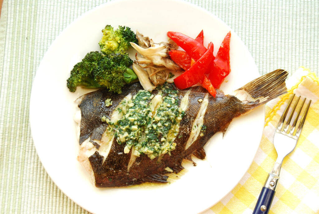 【ガツンとコク旨】淡泊な白身魚が大変身！「カレイのニンニクバター焼き」作ってみた！オーブンで焼くだけ簡単