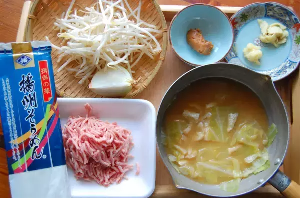 「【新感覚アレンジ】残ったみそ汁で「みそラーメン風そうめん」作ってみた！かなり寄せてます！ウマい♡」の画像