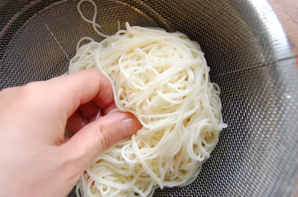 「【新感覚アレンジ】残ったみそ汁で「みそラーメン風そうめん」作ってみた！かなり寄せてます！ウマい♡」の画像