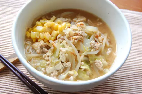 「【新感覚アレンジ】残ったみそ汁で「みそラーメン風そうめん」作ってみた！かなり寄せてます！ウマい♡」の画像