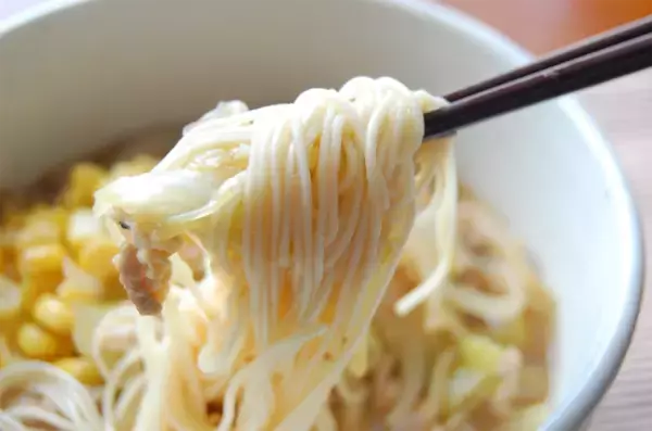 「【新感覚アレンジ】残ったみそ汁で「みそラーメン風そうめん」作ってみた！かなり寄せてます！ウマい♡」の画像