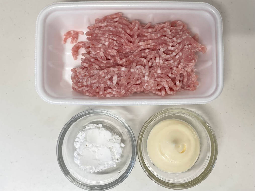 【10.6万いいね】ひき肉をトレイに“入れたまま”混ぜる！「豚ひき肉かたまり焼き」の肉肉しさが半端ないyo！