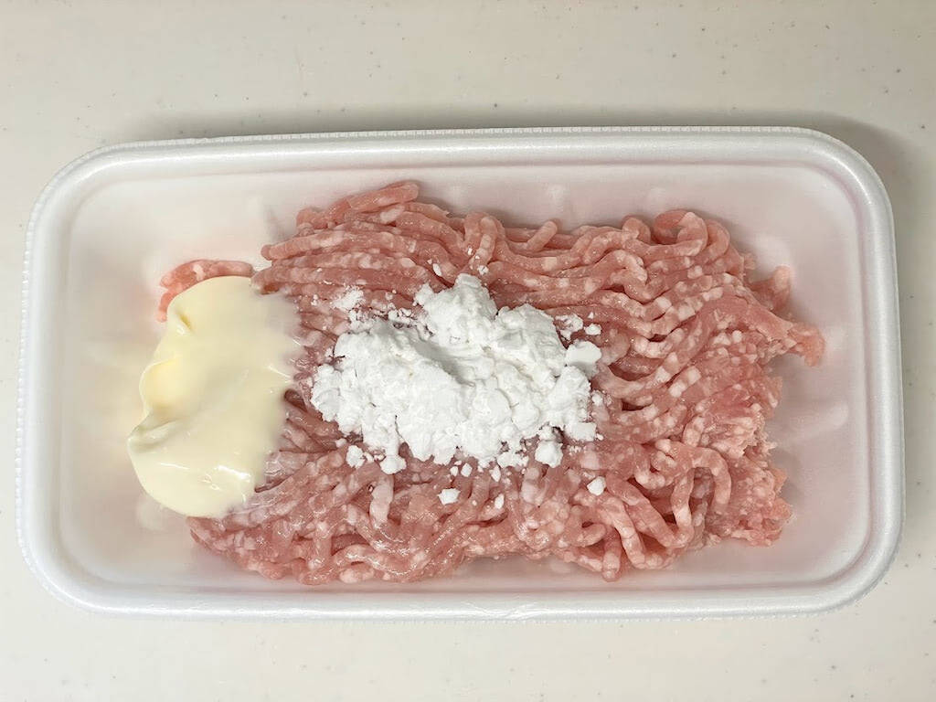 【10.6万いいね】ひき肉をトレイに“入れたまま”混ぜる！「豚ひき肉かたまり焼き」の肉肉しさが半端ないyo！
