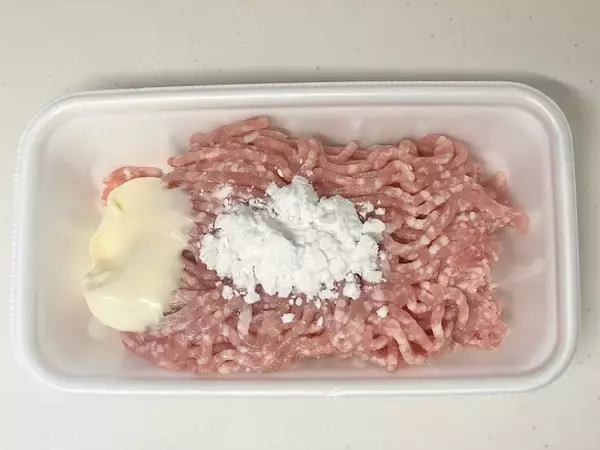 「【10.6万いいね】ひき肉をトレイに“入れたまま”混ぜる！「豚ひき肉かたまり焼き」の肉肉しさが半端ないyo！」の画像