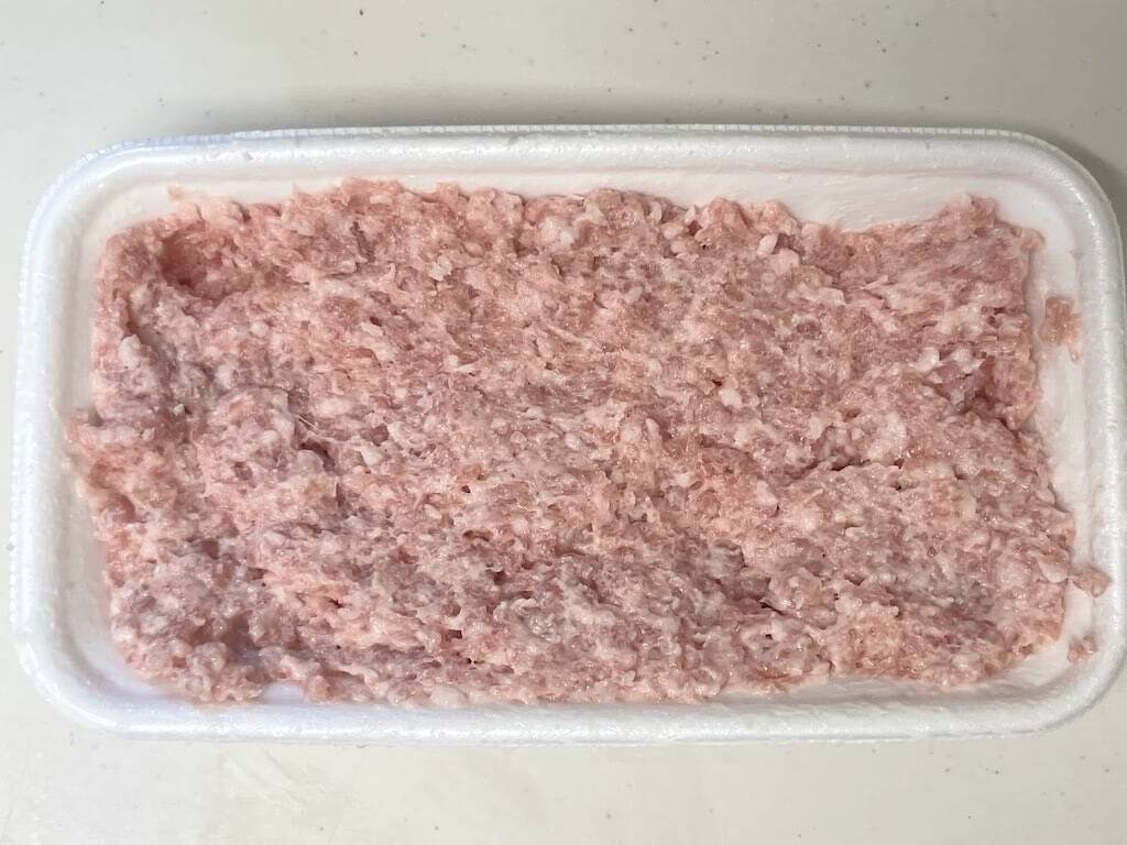 【10.6万いいね】ひき肉をトレイに“入れたまま”混ぜる！「豚ひき肉かたまり焼き」の肉肉しさが半端ないyo！