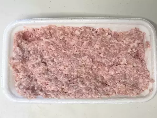 「【10.6万いいね】ひき肉をトレイに“入れたまま”混ぜる！「豚ひき肉かたまり焼き」の肉肉しさが半端ないyo！」の画像