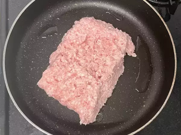 「【10.6万いいね】ひき肉をトレイに“入れたまま”混ぜる！「豚ひき肉かたまり焼き」の肉肉しさが半端ないyo！」の画像