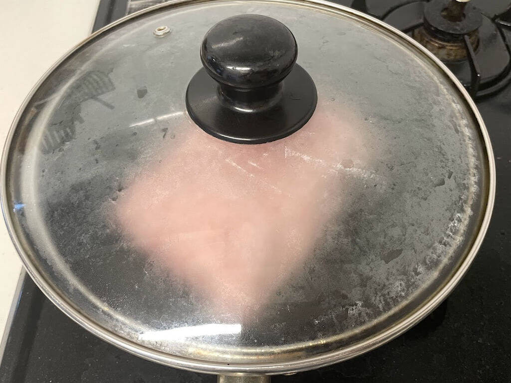 【10.6万いいね】ひき肉をトレイに“入れたまま”混ぜる！「豚ひき肉かたまり焼き」の肉肉しさが半端ないyo！