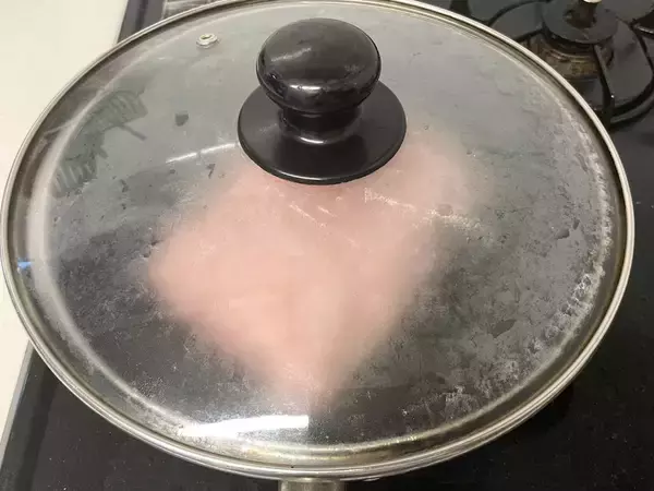 「【10.6万いいね】ひき肉をトレイに“入れたまま”混ぜる！「豚ひき肉かたまり焼き」の肉肉しさが半端ないyo！」の画像