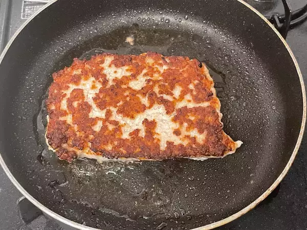 「【10.6万いいね】ひき肉をトレイに“入れたまま”混ぜる！「豚ひき肉かたまり焼き」の肉肉しさが半端ないyo！」の画像