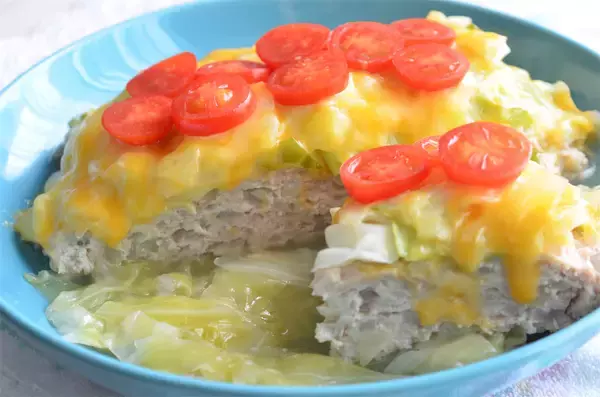 「【キャベツ一玉使い切り】ひき肉＆チーズを重ねるだけの「ロールキャベツ風」作ってみた！まるでお肉のケーキ♪」の画像