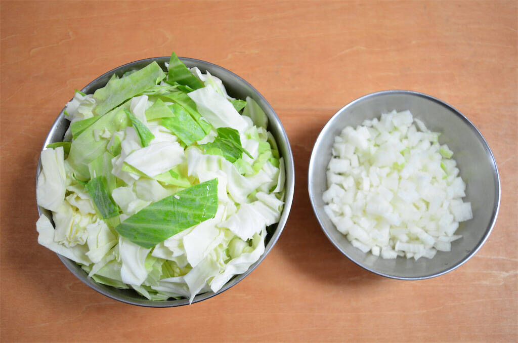 【キャベツ一玉使い切り】ひき肉＆チーズを重ねるだけの「ロールキャベツ風」作ってみた！まるでお肉のケーキ♪