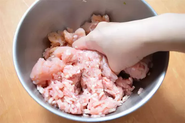 「【キャベツ一玉使い切り】ひき肉＆チーズを重ねるだけの「ロールキャベツ風」作ってみた！まるでお肉のケーキ♪」の画像