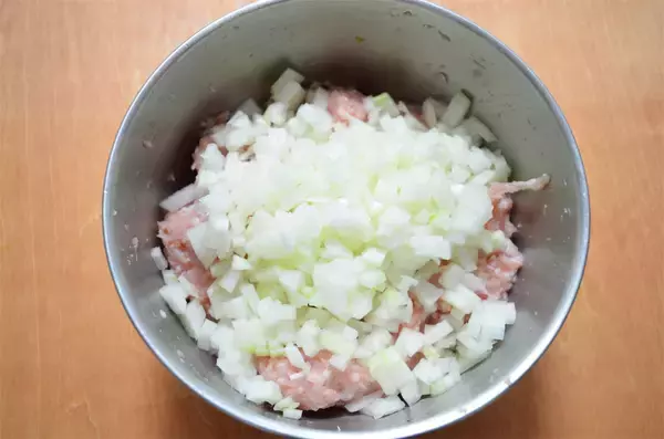 「【キャベツ一玉使い切り】ひき肉＆チーズを重ねるだけの「ロールキャベツ風」作ってみた！まるでお肉のケーキ♪」の画像