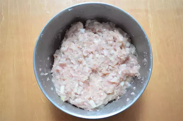 「【キャベツ一玉使い切り】ひき肉＆チーズを重ねるだけの「ロールキャベツ風」作ってみた！まるでお肉のケーキ♪」の画像