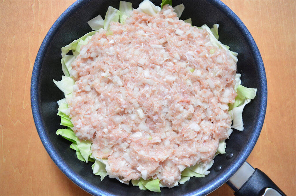 【キャベツ一玉使い切り】ひき肉＆チーズを重ねるだけの「ロールキャベツ風」作ってみた！まるでお肉のケーキ♪