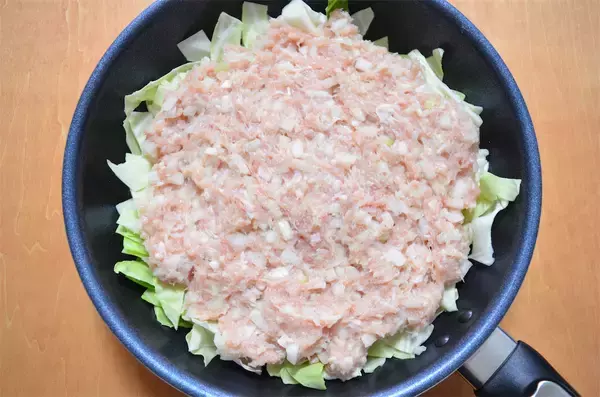 「【キャベツ一玉使い切り】ひき肉＆チーズを重ねるだけの「ロールキャベツ風」作ってみた！まるでお肉のケーキ♪」の画像