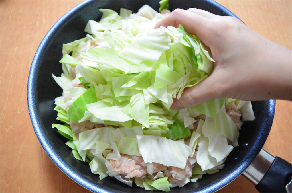 【キャベツ一玉使い切り】ひき肉＆チーズを重ねるだけの「ロールキャベツ風」作ってみた！まるでお肉のケーキ♪