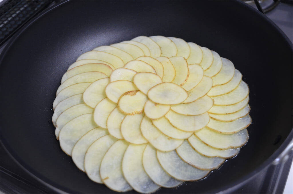 【小麦粉を使ってません！】薄切りじゃがいもが生地の「究極の野菜ピザ」作ってみた！罪悪感、限りなくゼロ☆